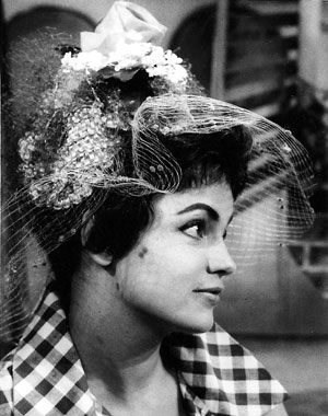 Szenefoto aus 'Der blaue Strohhut' (1959) Szenefoto von Uta Sax aus 'Der blaue Strohhut' (1959)
